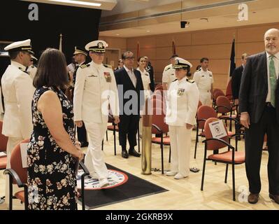 Il Capt. Adam Armstrong, comandante del Naval Medical Research Center (NMRC) passa attraverso i sideboys quando inizia la cerimonia di cambio comando di NMRC, il 18 giugno. ADM posteriore. Tim Weber, comandante, Naval Medical Forces Pacific (NMFP), ha presieduto la cerimonia durante la quale Armstrong ha girato il timone al Capitano William Deniston. NMRC è il principale laboratorio di ricerca medica per il Bureau of Medicine and Surgery della Marina degli Stati Uniti e dispone di sette laboratori subordinati che conducono la ricerca in malattie infettive, rilevamento e difesa di guerre biologiche, combattere la cura delle vittime, la salute ambientale, aerospaziale e sottomarino me Foto Stock