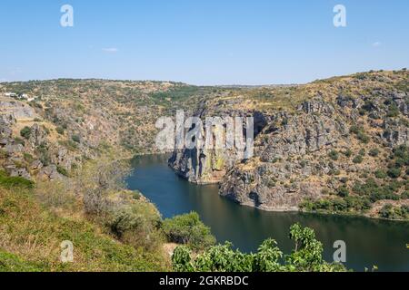 Miranda do Douro, Portogallo - 27 agosto 2021 : il fiume Douro e le sue scogliere al confine tra Portogallo e Spagna, distretto di Braganca, Portogallo Foto Stock