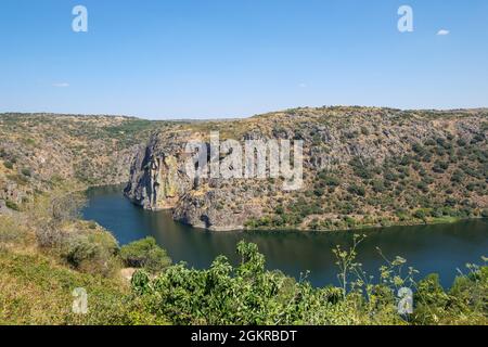 Miranda do Douro, Portogallo - 27 agosto 2021 : il fiume Douro e le sue scogliere al confine tra Portogallo e Spagna, distretto di Braganca, Portogallo Foto Stock