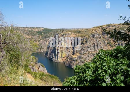 Miranda do Douro, Portogallo - 27 agosto 2021 : il fiume Douro e le sue scogliere al confine tra Portogallo e Spagna, distretto di Braganca, Portogallo Foto Stock