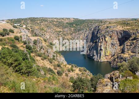 Miranda do Douro, Portogallo - 27 agosto 2021 : il fiume Douro e le sue scogliere al confine tra Portogallo e Spagna, distretto di Braganca, Portogallo Foto Stock