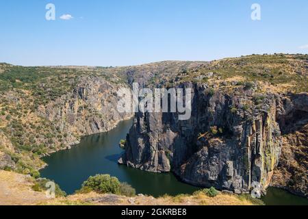 Miranda do Douro, Portogallo - 27 agosto 2021 : il fiume Douro e le sue scogliere al confine tra Portogallo e Spagna, distretto di Braganca, Portogallo Foto Stock