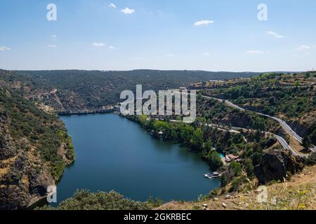 Miranda do Douro, Portogallo - 27 agosto 2021 : il fiume Douro e le sue scogliere al confine tra Portogallo e Spagna, distretto di Braganca, Portogallo Foto Stock