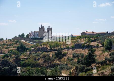 Miranda do Douro, Portogallo - 27 agosto 2021 : Concattedrale di Miranda do Douro, distretto di Braganca, Portogallo Foto Stock