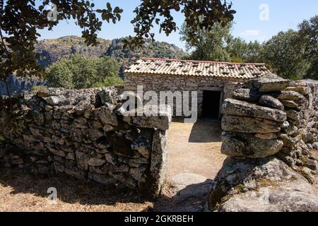 Miranda do Douro, Portogallo - 27 agosto 2021 : edificio antico vicino al punto panoramico di Castrilhuo, distretto di Braganca, Portogallo Foto Stock