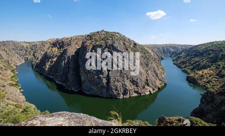 Miranda do Douro, Portogallo - 27 agosto 2021 : il fiume Douro e le sue scogliere al confine tra Portogallo e Spagna, distretto di Braganca, Portogallo Foto Stock