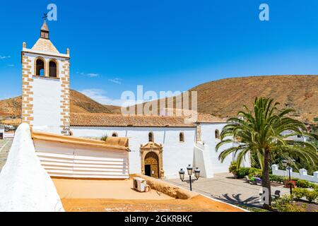 Cielo azzurro sulla chiesa imbiancata di Iglesia de Santa Maria, Betancuria, Fuerteventura, Isole Canarie, Spagna, Atlantico, Europa Foto Stock