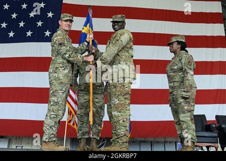 John Gallemore, ottavo comandante dell'ala dei combattenti, presenta il guidon cerimoniale al Colon Anthony Mitchell durante l'ottavo cambio di comando del Gruppo medico alla base aerea di Kunsan, Repubblica di Corea, 18 giugno 2021. Mitchell, 8o comandante in arrivo MDG, assunse il comando dell'8o MDG dal comandante in uscita, col. Marilyn Thomas. Foto Stock