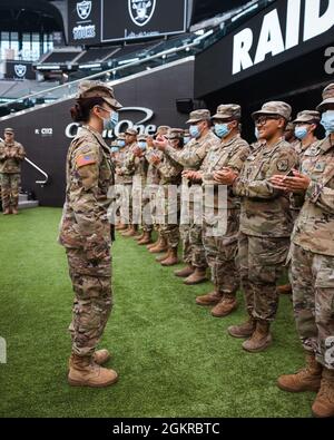 Soldati e Airmen con Joint Task Force 17 si congratulano con SPC. Kiara Cohn (a sinistra) durante una cerimonia di promozione tenutasi all'Allegiant Stadium, venerdì 18 giugno 2021 a Las Vegas, Nevada. Foto Stock