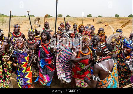 Le donne tradizionali vestite della tribù Jiye ballano e cantano, Eastern Equatoria state, South Sudan, Africa Foto Stock
