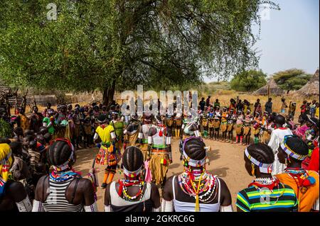 Ragazze giovani vestite tradizionali che praticano danze locali, tribù laarim, colline di Boya, Equatoria orientale, Sudan del Sud, Africa Foto Stock