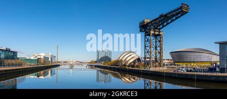 Finnieston Crane, SSE Hydro e Armadillo Reflection, River Clyde, Glasgow, Scozia, Regno Unito, Europa Foto Stock