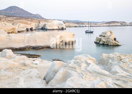 Formazioni di roccia vulcanica a Sarakiniko sulla costa nord, Sarakiniko Milos, Cicladi, il Mare Egeo e le isole greche, Grecia, Europa Foto Stock