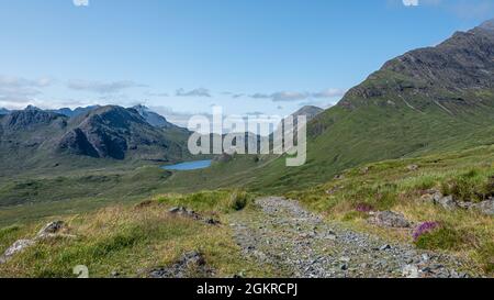 La strada accidentata da Kilmarie a Camasunary con i pinnacoli torreggianti di Sgurr nan Gillean in lontananza, Isola di Skye, Ebridi interne, Scozia Foto Stock