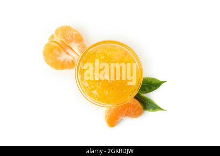 Ciotola di vetro di marmellata di mandarini e ingredienti isolati su sfondo bianco. Foto Stock