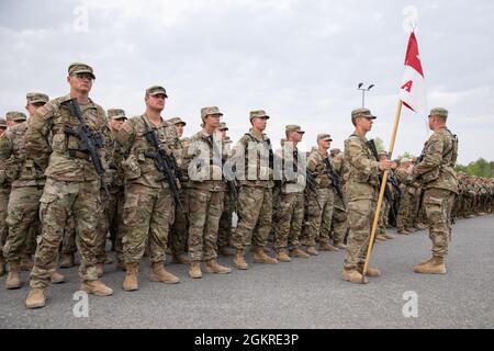 Soldati della truppa Alpha, 1° Squadrone, 172° Reggimento Cavalleria (montagna), 86° Team di combattimento delle Brigate di fanteria (montagna), Guardia Nazionale dell'Esercito del Vermont, attendono la prima formazione come parte del futuro, la forza del Kosovo 29 manovrare Battaglione presso il Centro di formazione Joint Readiness, Camp Albertshof, Hohenfels, Germania, giugno 20, 2021. L'evento consente agli elementi dell'attuale battaglione di manovra, composto da unità militari statunitensi e internazionali, di ascoltare dai comandanti e di interagire faccia a faccia tra loro. Foto Stock