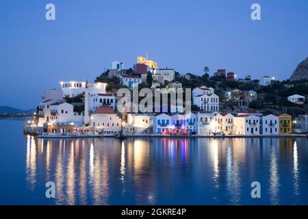 Sera, edifici all'ingresso del Porto, Isola di Kastellorizo (Megisti), Gruppo Dodecanese, Isole Greche, Grecia, Europa Foto Stock