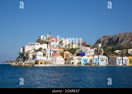 Edifici all'ingresso del Porto, Isola di Kastellorizo (Megisti), Gruppo Dodecanese, Isole Greche, Grecia, Europa Foto Stock