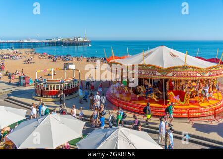 Vista del carosello fronte mare e del molo di Brighton Palace, Brighton, East Sussex, Inghilterra, Regno Unito, Europa Foto Stock