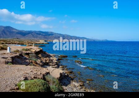 Una vista della costa nord di Aguilas, nella Costa Calida, regione di Murcia, Spagna, mettendo in evidenza la catena montuosa del Calnegre sullo sfondo Foto Stock