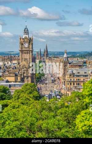 Vista del Balmoral Hotel e Princes Street da Calton Hill, Edimburgo, Scozia, Regno Unito, Europa Foto Stock