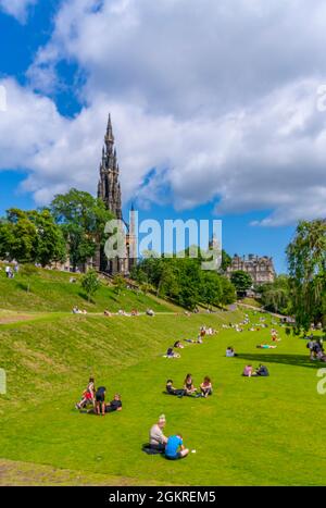 Vista dei giardini di East Princes Street e del monumento Scott, Edimburgo, Scozia, Regno Unito, Europa Foto Stock
