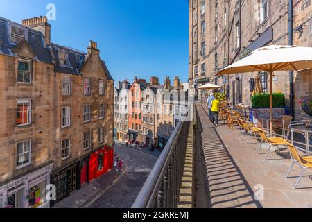 Vista dei caffè su Victoria Terrace, che si affaccia su W Bow (West Bow) vicino al Grassmarket, Edimburgo, Lothian, Scozia, Regno Unito, Europa Foto Stock