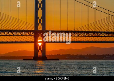 Vista del Forth Road Bridge e del Queensferry Crossing sul Firth of Forth al tramonto, South Queensferry, Edimburgo, Lothian, Scozia Foto Stock