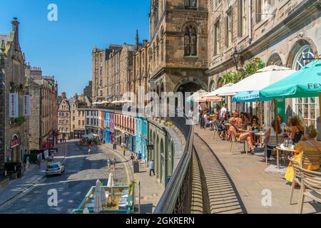 Vista dei caffè su Victoria Terrace, che si affaccia su W Bow (West Bow) vicino al Grassmarket, Edimburgo, Lothian, Scozia, Regno Unito, Europa Foto Stock