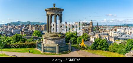 Vista dello skyline del centro città e del monumento Dugald Stewart, Edimburgo, Scozia, Regno Unito, Europa Foto Stock