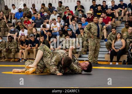 Erin Mauldin (in basso), comandante della Alpha Company, 1° Battaglione, 506° Reggimento fanteria, 1° Team di combattimento Brigata, 101° Divisione Airborne (Air Assault), compete nella settimana del Torneo delle Combative di Eagles il 21 giugno 2021, a Fort Campbell, Ky. La settimana delle Aquile è il momento in cui i 101i soldati del passato e del presente si riuniscono e riflettono sulla grande eredità della 101esima Divisione Airborne. Foto Stock