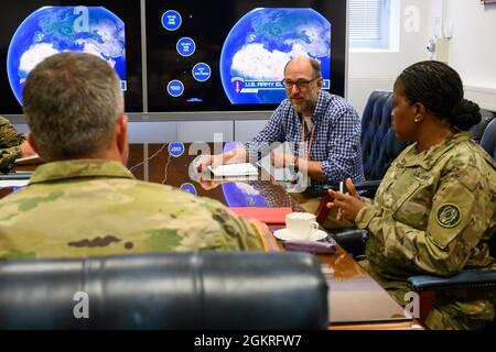 Timothy E. Gowen, generale aggiunto per il Maryland, comando Sgt. La maggiore Perlisa Wilson, leader senior della Guardia Nazionale del Maryland, e i membri ufficiali del partito incontrano Bill Williams, vice capo dello staff per l'Europa e l'Africa dell'esercito degli Stati Uniti, a Clay Kaserne, Wiesbaden, Germania, il 21 giugno 2021. Gowen ha incontrato i leader e il personale senior della USAREUR-AF per discutere le future opportunità di formazione per la Guardia Nazionale del Maryland insieme alle nazioni partner nell'ambito del programma di partenariato statale. Foto Stock