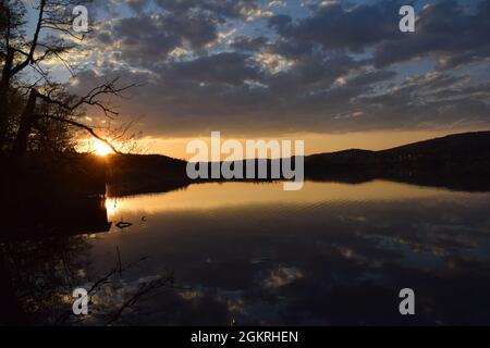 Sonnenuntergang mit wolken und einem baum im wasser gespiegelt am mindelsee bei radolfzell bodensee lago di costanza fotografiert mit der nikond3300 Foto Stock