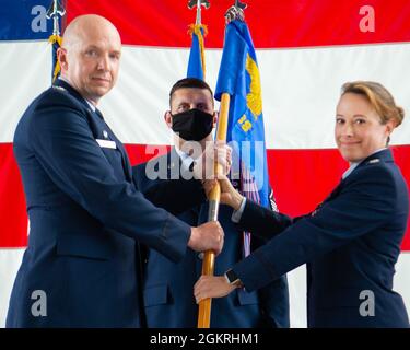 L'ottantesimo Squadrone del supporto operativo tiene una cerimonia di cambio di comando alla base dell'aeronautica militare di Wright-Patterson, Ohio, 21 giugno 2021. Nella cerimonia, il Lt. Col. Laura Porter ha ceduto il comando al Lt. Col. Donald Roley. Foto Stock