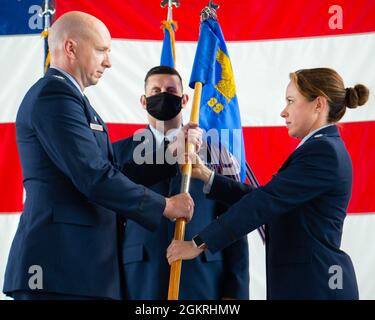 L'ottantesimo Squadrone del supporto operativo tiene una cerimonia di cambio di comando alla base dell'aeronautica militare di Wright-Patterson, Ohio, 21 giugno 2021. Nella cerimonia, il Lt. Col. Laura Porter ha ceduto il comando al Lt. Col. Donald Roley. Foto Stock