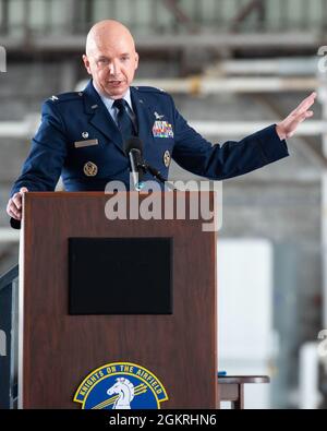 L'ottantesimo Squadrone del supporto operativo tiene una cerimonia di cambio di comando alla base dell'aeronautica militare di Wright-Patterson, Ohio, 21 giugno 2021. Nella cerimonia, il Lt. Col. Laura Porter ha ceduto il comando al Lt. Col. Donald Roley. Foto Stock