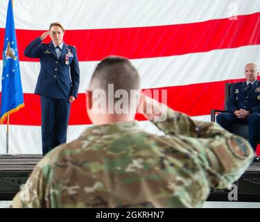 L'ottantesimo Squadrone del supporto operativo tiene una cerimonia di cambio di comando alla base dell'aeronautica militare di Wright-Patterson, Ohio, 21 giugno 2021. Nella cerimonia, il Lt. Col. Laura Porter ha ceduto il comando al Lt. Col. Donald Roley. Foto Stock