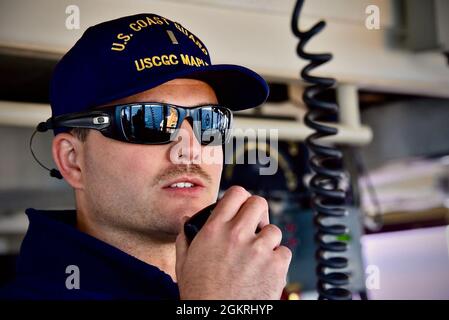 L'equipaggio di USCGC Maple (WLB 207) partecipa a un esercizio di navigazione nei pressi di Nuuk, Groenlandia, 21 giugno 2021. Le forze schierate hanno dimostrato le capacità della Guardia Costiera degli Stati Uniti di sviluppare la capacità e l'esperienza dei partner nella ricerca e nel salvataggio, nella gestione degli incidenti e nella risposta ambientale marina. Questi sforzi consolidano le relazioni strategiche chiave mentre raggiungono gli obiettivi reciproci danesi, groenlandesi e statunitensi nell'Artico Atlantico nordamericano e nell'Oceano Atlantico nord-occidentale. Foto Stock