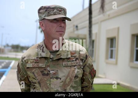 Pete Boone, il comandante della 156a ala presso la base della Guardia Nazionale aerea di Muñiz, Guardia Nazionale aerea di Porto Rico, si trova all'esterno dell'edificio della sede centrale dell'ala, il 2 giugno 2021. LA leadership DI PRANG ha incontrato il congressuale statunitense Jennifer González-Colon, il commissario residente di Porto Rico, per discutere i progetti MILCON e per lei per dare un'occhiata personale alle operazioni di base. Foto Stock