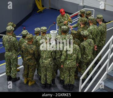 GREAT LAKES, Ill. (22 giugno 2021) – Naval Reserve Officers Training Corps (NROTC) New Student Innoctrination (NSI) i candidati di midshipman ricevono istruzioni durante la formazione di line-handling sul formatore di navi da crociera USS Marlinespike al Recruit Training Command (RTC) come parte del NSI, giugno 22. Al termine dell'NSI, i candidati inizieranno il loro anno di novità del programma NROTC presso le università e le università a livello nazionale in autunno. NSI è un programma di indottrinamento di tre settimane ospitato presso la RTC, che fornisce ai midshipmen un orientamento di addestramento militare comune. NSI fornisce formazione di base in cinque verruche Foto Stock