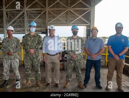 KINGS BAY, GA., (22 giugno 2021) Todd Schafer (terzo da sinistra), Segretario aggiunto della Marina per l'energia, le installazioni e l'ambiente, riconosce i marinai e i dipendenti civili della Trident Refit Facility durante una visita. Durante la visita alla base navale sottomarina di Kings Bay, Schafer ha visitato il sottomarino balistico-missilistico USS Tennessee di classe Ohio (SSBN 734), la struttura di addestramento di Trident e la casa di famiglia. Foto Stock