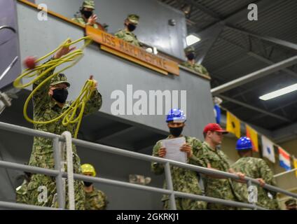 GREAT LAKES, Ill. (22 giugno 2021) – Un corpo di addestramento degli ufficiali della Riserva Navale (NROTC) New Student Innoctrination (NSI) Midshipman Candidate Practices line-handling Procedures on the USS Marlinespike Seamanship Trainer at Recruit Training Command (RTC) come parte della NSI, giugno 22. Al termine dell'NSI, i candidati inizieranno il loro anno di novità del programma NROTC presso le università e le università a livello nazionale in autunno. NSI è un programma di indottrinamento di tre settimane ospitato presso la RTC, che fornisce ai midshipmen un orientamento di addestramento militare comune. NSI fornisce l'addestramento di base in cinque fundam di combattimento di guerra Foto Stock