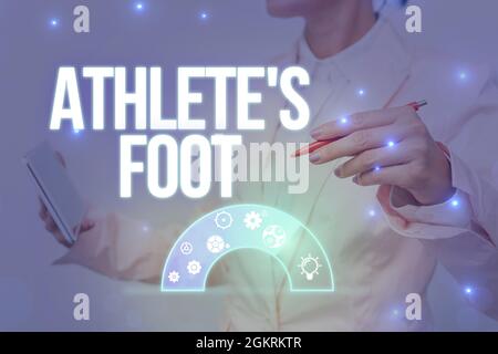 La didascalia di testo che presenta Athlete S è il piede. Business vetrina un fungo infezione del piede segnato da blisters Lady in uniforme Holding Pen Phone Foto Stock