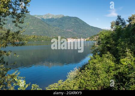 Bellissimo lago balneabile italiano. Lago Mergozzo, Italia settentrionale Foto Stock