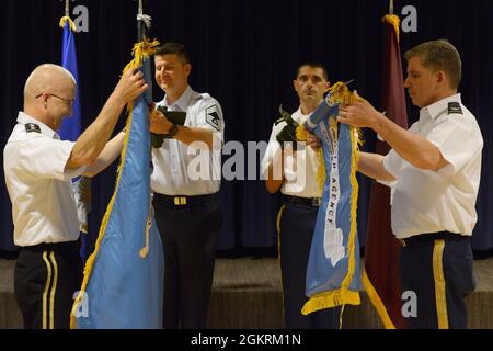 Esercito. Gen. Lt. (Dr.) Ronald J. Place, direttore dell'Agenzia per la Salute della Difesa, a sinistra, svela la bandiera dell'Agenzia per la Salute della Difesa accanto al Colonnello dell'Esercito Kevin R. Bass, comandante dell'Evans Army Community Hospital e direttore del mercato del Colorado, a destra, mentre svela la nuova bandiera del mercato del Colorado durante la cerimonia di costituzione del mercato 22 giugno 2021, Alla base dell'aeronautica di Peterson, Colorado. Air Force Capo Master Sgt. Jeffrey Vicars, 21st Medical Group, Left and Army Command Sgt. Maj. Mitchell Bethke, Dipartimento medico di attività-Fort Carson, a destra, assistere nel svelare le bandiere. Foto Stock