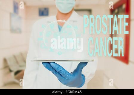 Scrittura mano segno cancro della prostata. Il fotocancro concettuale si sviluppa nella ghiandola del sistema riproduttivo maschile uomo in uniforme Captive Tablet Foto Stock