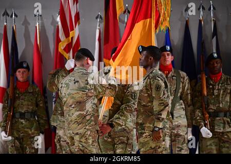 Il 41° comandante della Brigata di artiglieria di campo, il col. Daniel G. Miller e il comando uscente Sgt. Il Major Samuel H. Zoker partecipa ad una cerimonia di rinuncia della responsabilità nel teatro della torre, 22 giugno 2021, Grafenwoehr, Germania. Foto Stock