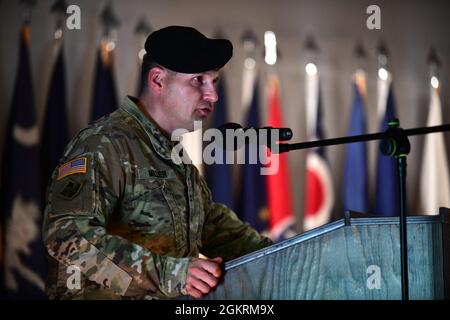 Il 41° campo artiglieria Brigata Comandante col. Daniel G. Miller consegna un discorso durante una rinuncia della cerimonia di responsabilità per il comando Sgt. Il Major Samuel H. Zoker nel teatro della torre, 22 giugno 2021, Grafenwoehr, Germania. Foto Stock