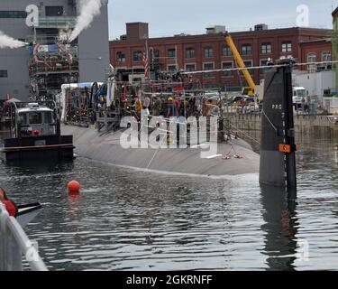 Portsmouth Naval Shipyard, Kittery, ME: Jun 22, 2021: USS Virginia (SSN 774) esce con successo bacino asciutto al cantiere. Virginia è in cantiere per un periodo di manutenzione programmato. Foto Stock