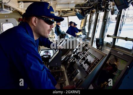 L'equipaggio dell'USCGC Maple (WLB 207) partecipa a un esercizio di sollevamento con Air Groenlandia, nei pressi della Groenlandia, il 22 giugno 2021. Le forze schierate hanno dimostrato le capacità della Guardia Costiera degli Stati Uniti di sviluppare la capacità e l'esperienza dei partner nella ricerca e nel salvataggio, nella gestione degli incidenti e nella risposta ambientale marina. Questi sforzi consolidano le relazioni strategiche chiave mentre raggiungono gli obiettivi reciproci danesi, groenlandesi e statunitensi nell'Artico Atlantico nordamericano e nell'Oceano Atlantico nord-occidentale. Foto Stock